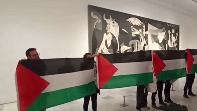 Müze&#039;de Filistin bayrağı açıldı! Picasso tablolu Gazze protestosu