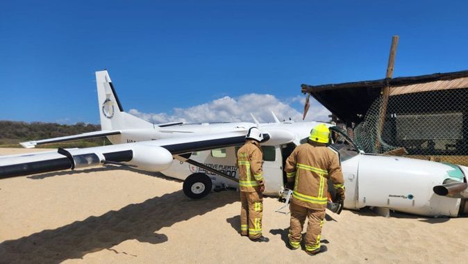 Sporcuları taşıyan uçak plaja indi, bir kişi öldü