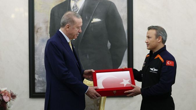 Gezeravcı, ISS’teki bayrağı Erdoğan&#039;a takdim etti