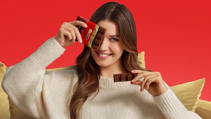 Oyuncu Afra Saraçoğlu, Ülker Çikolata’nın yeni reklam yüzü oldu