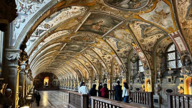 Osmanlı sarayları yanında köşk gibi kalıyor! Almanya&#039;nın en büyük şehir sarayı: Residenz Muenchen