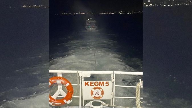 Arızalanan tekne fırtınayla sürüklendi: 3 kişi kurtarıldı