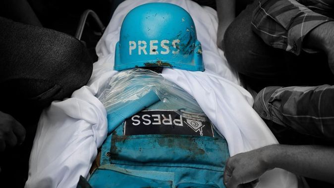 Filistinli gazeteci ve oğlu yaralıları kurtarmaya çalışırken katledildi