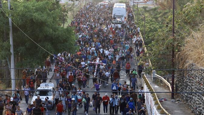 Yüzlerce göçmen, Meksika&#039;dan ABD sınırına ulaşmak için yürüyüşe geçti