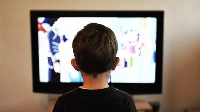 Ekrana aşırı ilgi gösteren çocuklara dikkat! Otizm belirtilerini maskeliyor