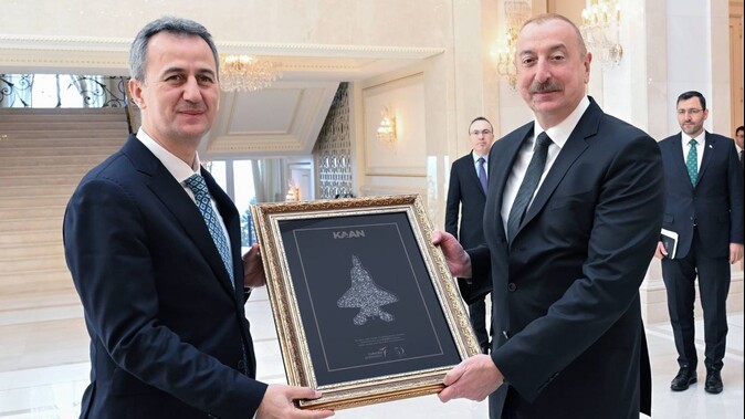 İlham Aliyev&#039;e &quot;KAAN&quot; savaş uçağı hediyesi!