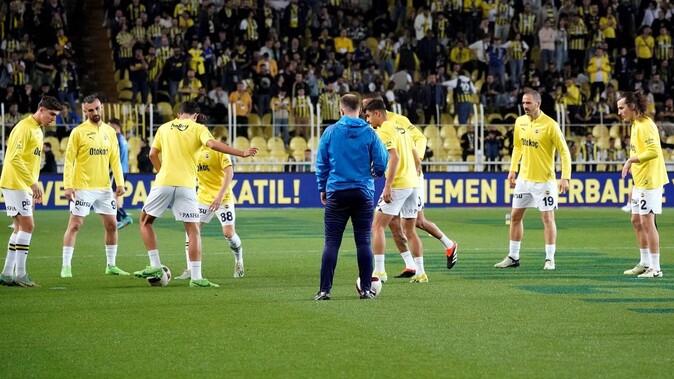 Fenerbahçe-Adana Demirspor maçı zeminindeki &quot;Adil Rekabet&quot; anlamına gelen &quot;Fair Competition&quot; yazısı dikkat çekti
