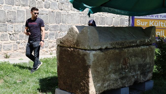 12 bin yıllık tarihe sahip Diyarbakır&#039;da lahit mezar bulundu