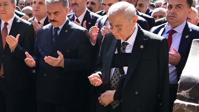 Bahçeli, Alparslan Türkeş&#039;in kabrini ziyaret etti