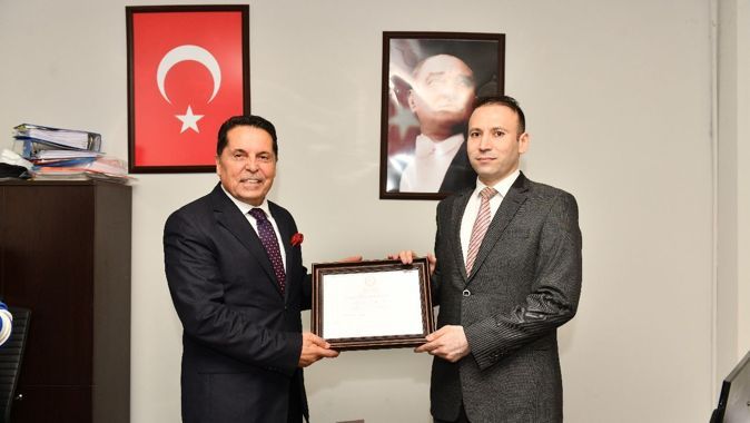 CHP Esenyurt Belediye Başkanı Ahmet Özer mazbatayı aldı: Zaferi DEM&#039;le kutlamıştı
