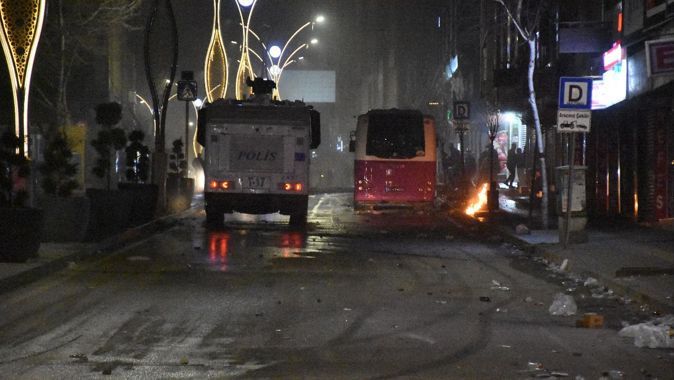 Van yine karıştı! Yasağı delip sokaklara çıkan göstericiler polise saldırdı