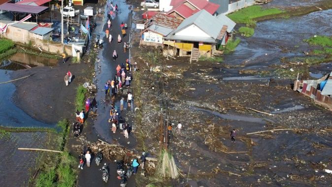 Endonezya&#039;da yanardağ patladı, köyler lavla kaplandı