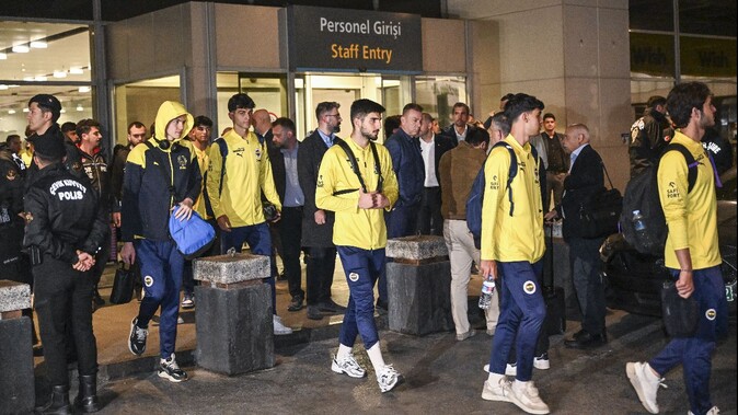 Fenerbahçe kafilesi, İstanbul&#039;a döndü! U-19 takımını taraftarlar karşıladı
