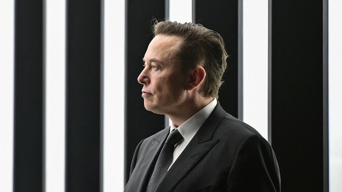 Elon Musk, 2025 yılına kadar yapay zekanın insanları alt edeceğini düşünüyor!