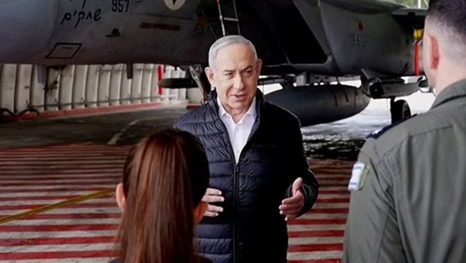 Netanyahu savaş jetinin önünde poz verip İran&#039;a meydan okudu