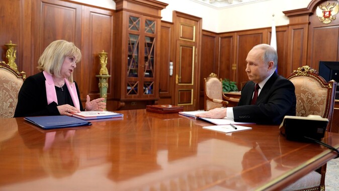 Rusya&#039;da 5. kez başkanlık koltuğuna oturan Putin, mazbatasını aldı