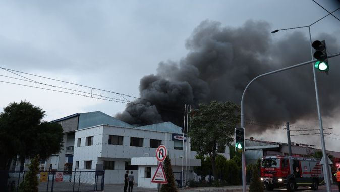İzmir’de yangın: Bir fabrikada çıktı, diğerine de sıçradı