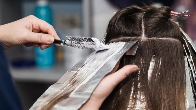 Saç boyama yaşı düştü, uzmanlar uyarıyor: Alerji halinde hayatta kalma şansı % 50