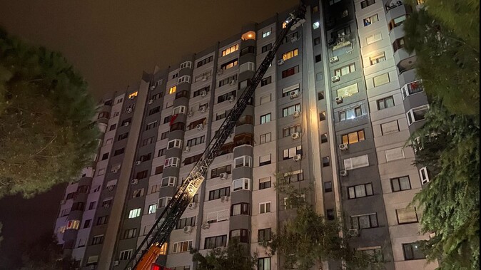 Bakırköy&#039;de korkutan yangın: 13&#039;üncü katta çıktı, kendilerini dışarı zor attılar
