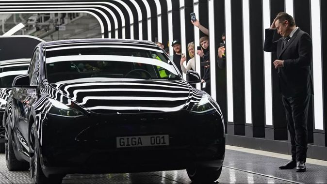 Elektrikli otomobil devi Tesla&#039;dan işten çıkarma kararı!