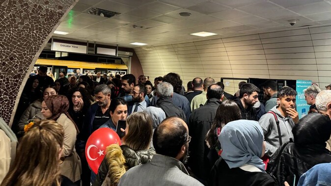 M5 Üsküdar-Samandıra metro hattında teknik arıza devam ediyor! Seferler gecikmeli...