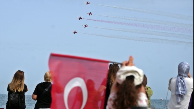 Türk Yıldızları&#039;ndan nefes kesen gösteri! On binler sahillere akın etti