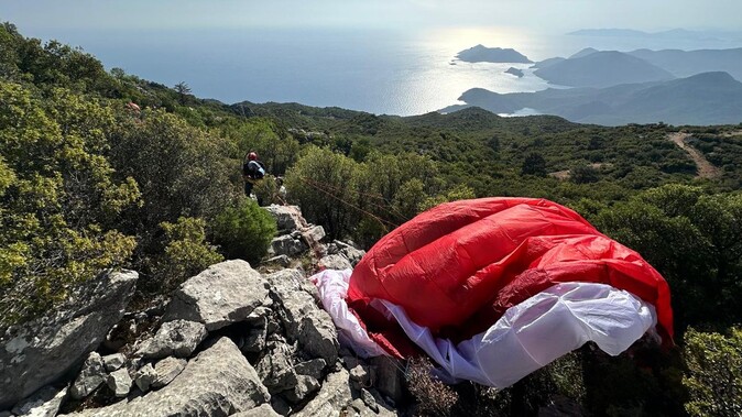 1200 metre yükseklikten atlayan yamaç paraşütü pilotu kayalıklara düştü