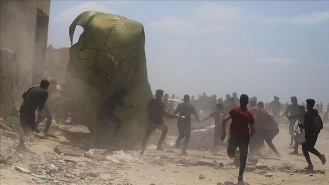 Gazze&#039;de havadan bırakılan yardımların paraşütleri açılmadı: Çok sayıda ölü ve yaralı var
