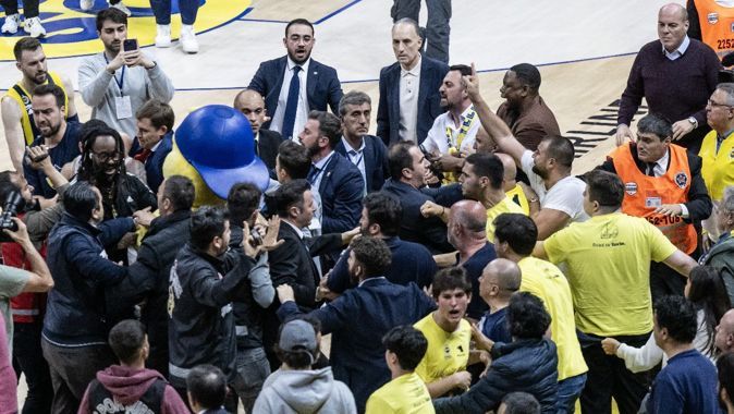 Nefes kesen maçta kavga! Fenerbahçe taraftarlarıyla Monacolu basketbolcular tartıştı