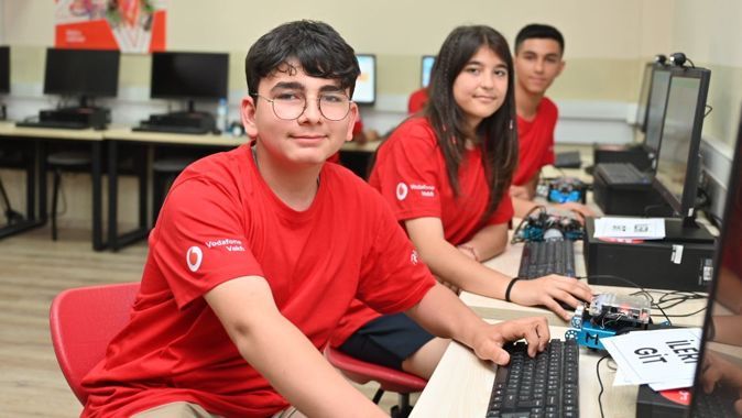 Yapay Zekâ Yıldızları Projesi: Vodafone Vakfı ve Habitat Derneği&#039;nden gençler için yapay zekâ eğitimi