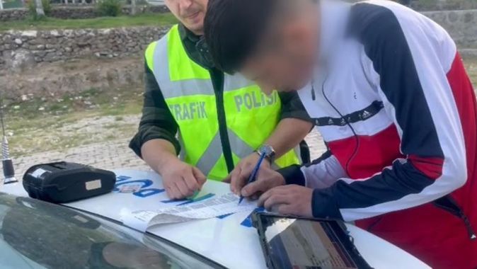 Drift yapan sürücü ehliyetsiz çıktı! Polis 45 bin lira ceza kesti