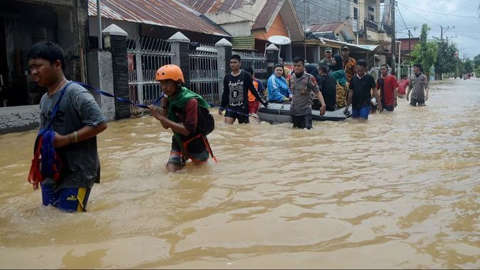 Endonezya&#039;da sel ve toprak kayması! 42 ev sürüklendi, çok sayıda ölü ve yaralı var