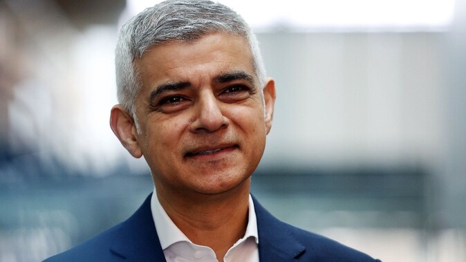 Londra&#039;nın ilk Müslüman belediye başkanı tarih yazdı! 3. kez seçildi