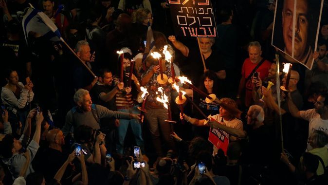 İsrailliler ateşkesi reddeden Netanyahu&#039;ya karşı ayaklandı! Tel Aviv&#039;de istifa sloganları