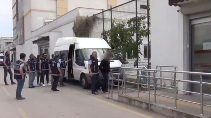 Muğla ve Adana&#039;da göçmen kaçakçılarına baskın, çok sayıda gözaltı var
