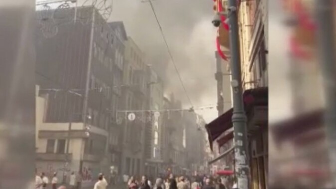 Taksim İstiklal Caddesi&#039;nde bir mağazada çıkan yangının söndürme çalışmaları devam ediyor