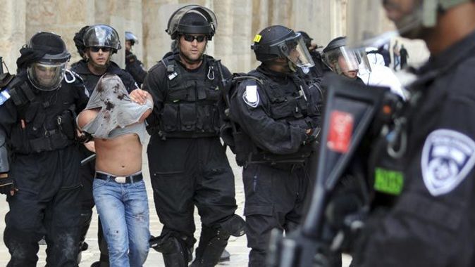 İsrail namaz kılan Filistinlileri tutukladı