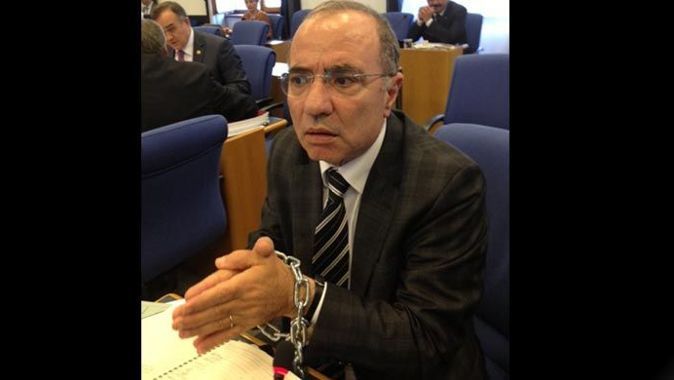 CHP&#039;li Aslanoğlu, komisyonda ellerini zincirledi 