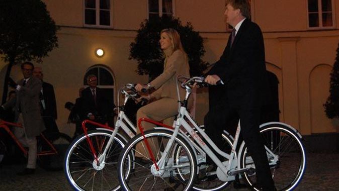 Hollanda prensi ve prensesinin bisiklet keyfi