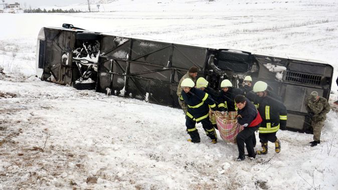 Yolcu otobüsü devrildi: 1 ölü, 15 yaralı