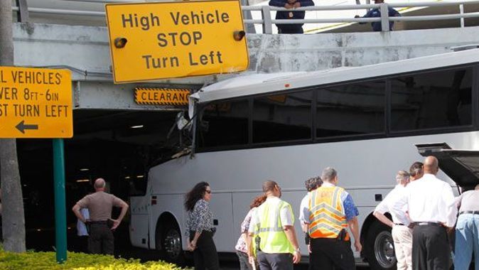 ABD&#039;de otobüs kazası: 2 ölü, 30 yaralı