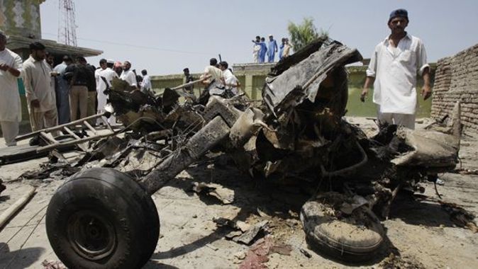 Pakistan&#039;da iki uçak çarpıştı: 4 ölü