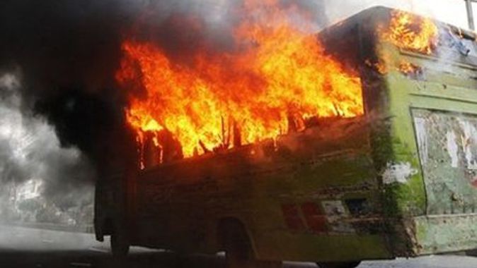 Hindistan&#039;da Müslümanların otobüsü yandı: 16 ölü