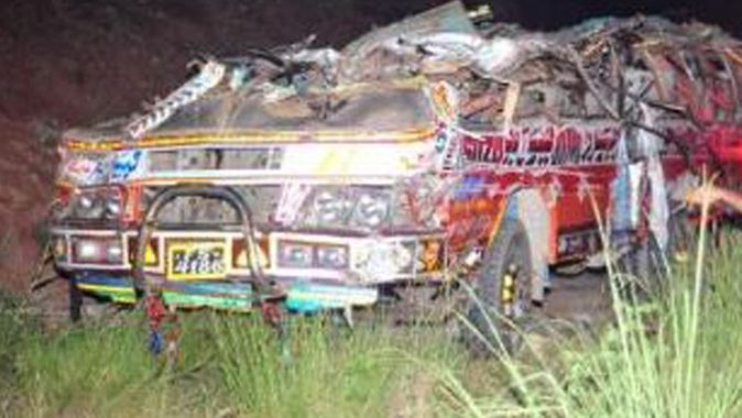 Pakistan&#039;da otobüs devrildi: 15 ölü