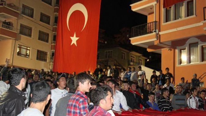 Ankaralılar şehitler için sokağa döküldü