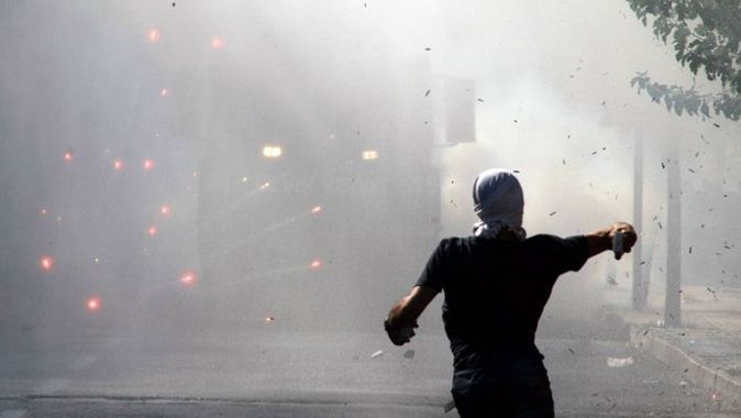 Diyarbakır&#039;da göstericiler polise ses bombası attı