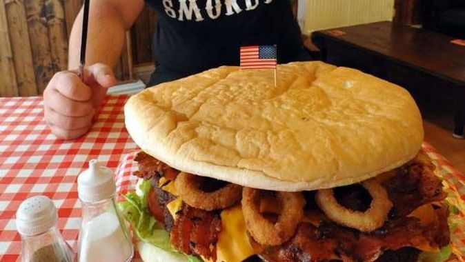 Dev hamburgerin sırf köftesi 1,5 kilo