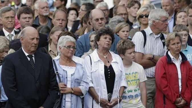 Norveç, katledilen 77 kişiyi anıyor