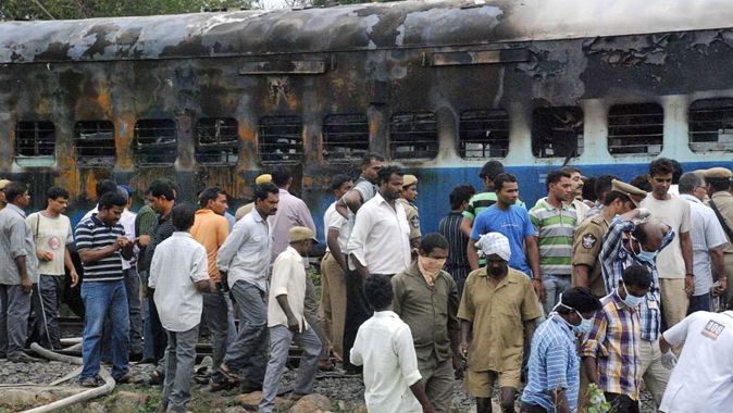 Hindistan&#039;da tren vagonunda yangın: 47 ölü 