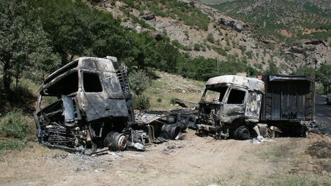 PKK, Tunceli&#039;de de 5 TIR yaktı